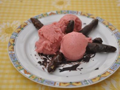 Rezept: Spargelspitzen im Schokomantel auf Erdbeerparfait Spargelspitzen im Schokomantel auf Erdbeerparfait - Rezept