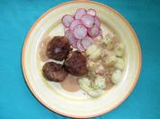 Hackbällchen mit Rosinen an Erdnuss-Sauce - Rezept