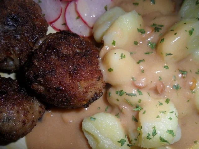 Rezept: Hackbällchen mit Rosinen an Erdnuss-Sauce Bild Nr. 2 Hackbällchen mit Rosinen an Erdnuss-Sauce - Rezept - Bild Nr. 2