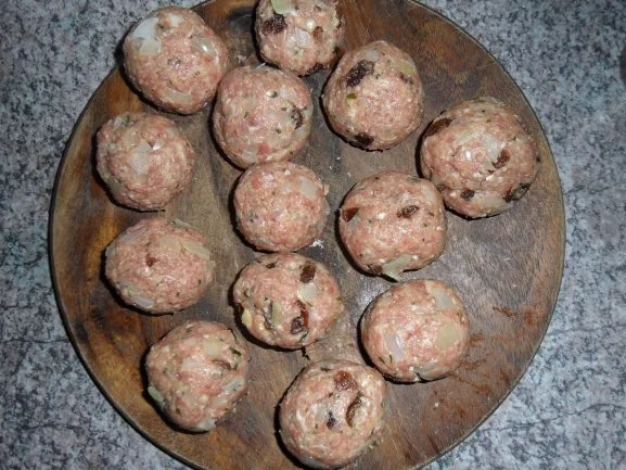 Rezept: Hackbällchen mit Rosinen an Erdnuss-Sauce Bild Nr. 7 Hackbällchen mit Rosinen an Erdnuss-Sauce - Rezept - Bild Nr. 7