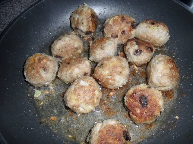 Rezept: Hackbällchen mit Rosinen an Erdnuss-Sauce Bild Nr. 10 Hackbällchen mit Rosinen an Erdnuss-Sauce - Rezept - Bild Nr. 10