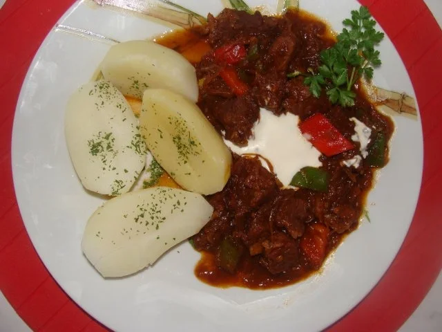 Fleisch : -Schweinegulasch- Szegediner Art - - Rezept
