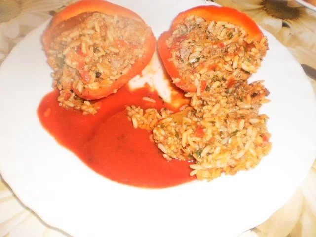Gefüllte Paprikaschote mit Tomatenreis und Hack - Rezept