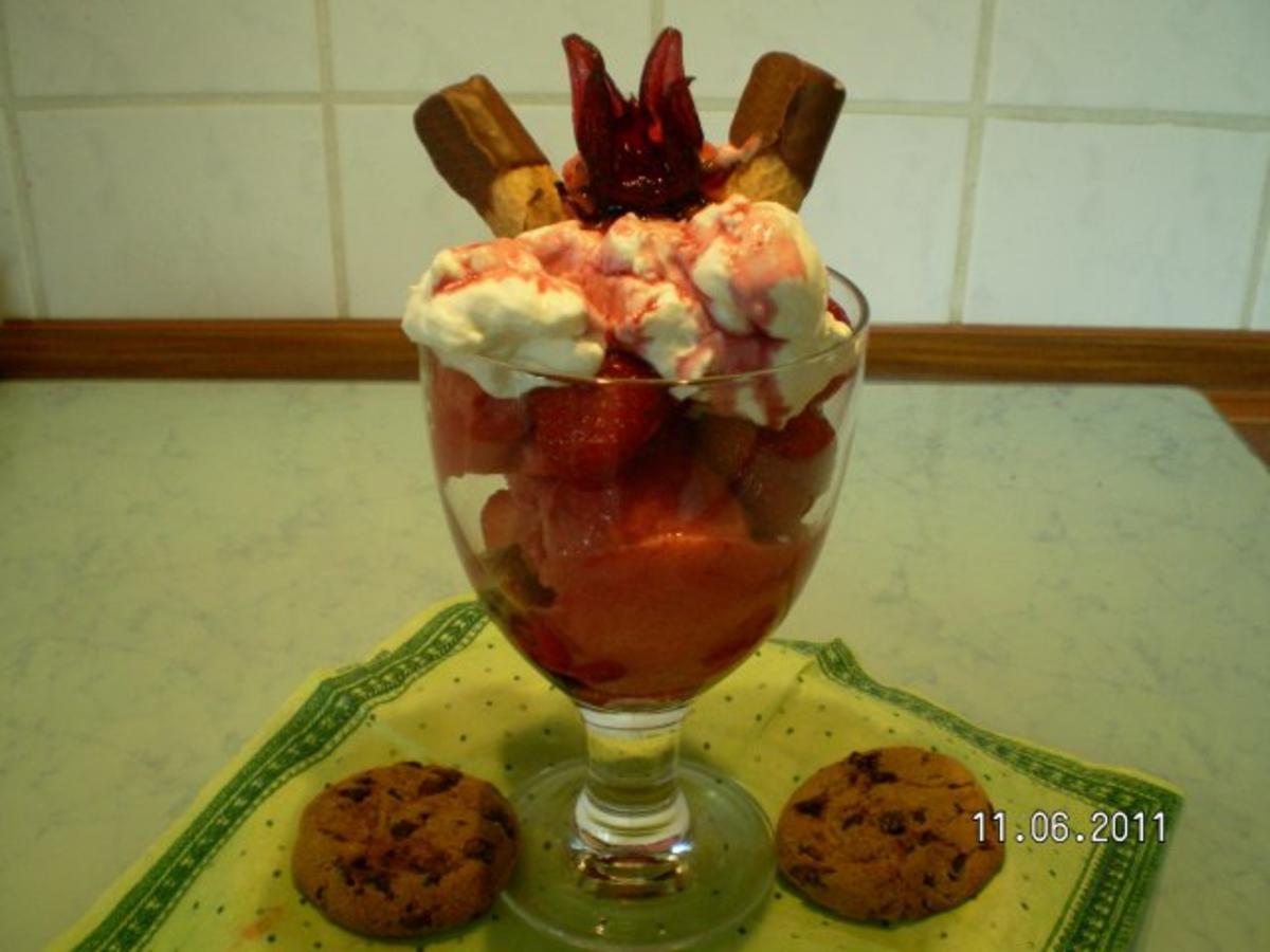 Erdbeerbecher mit Hibiskusblüte und Sahne - Rezept - kochbar.de