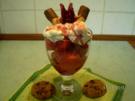 Erdbeerbecher mit Hibiskusblüte und Sahne - Rezept