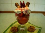 Erdbeerbecher mit Hibiskusblüte und Sahne - Rezept