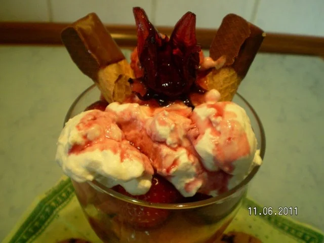 Erdbeerbecher mit Hibiskusblüte und Sahne - Rezept - Bild Nr. 2