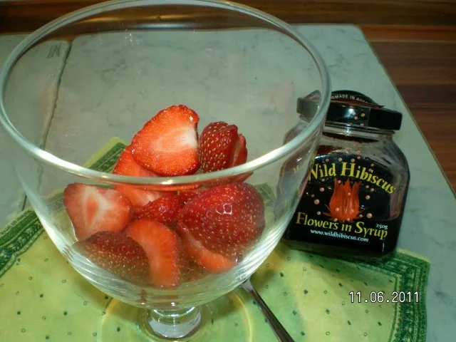 Erdbeerbecher mit Hibiskusblüte und Sahne - Rezept - Bild Nr. 3