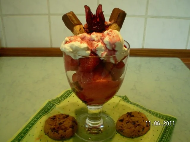 Erdbeerbecher mit Hibiskusblüte und Sahne - Rezept - Bild Nr. 5
