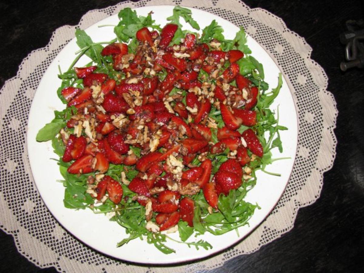 Salate: Raukesalat mit marinierten Erdbeeren - Rezept