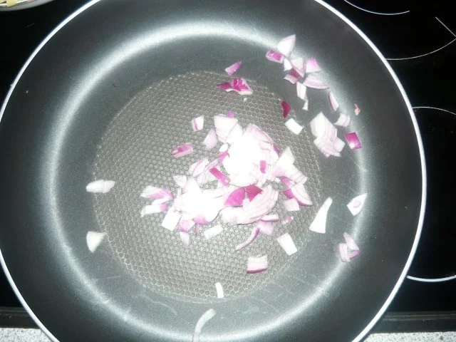 Annanas-Maultaschenpfanne mit Pilzen und Pfefferminze/Tomatensalat - Rezept