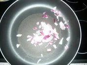 Annanas-Maultaschenpfanne mit Pilzen und Pfefferminze/Tomatensalat - Rezept