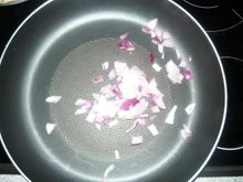 Annanas-Maultaschenpfanne mit Pilzen und Pfefferminze/Tomatensalat - Rezept