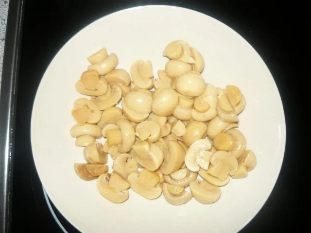 Annanas-Maultaschenpfanne mit Pilzen und Pfefferminze/Tomatensalat - Rezept - Bild Nr. 3