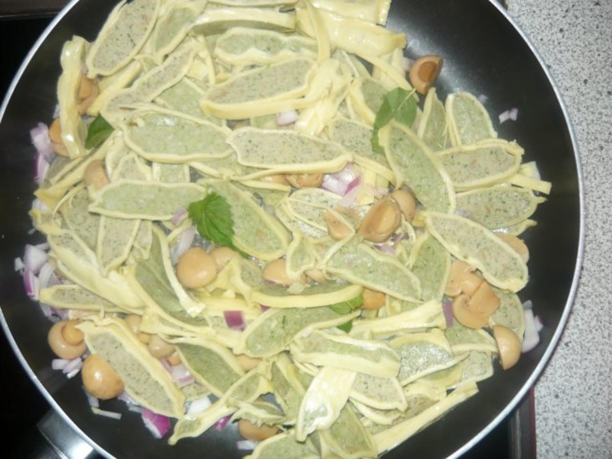 Annanas-Maultaschenpfanne mit Pilzen und Pfefferminze/Tomatensalat - Rezept - Bild Nr. 5