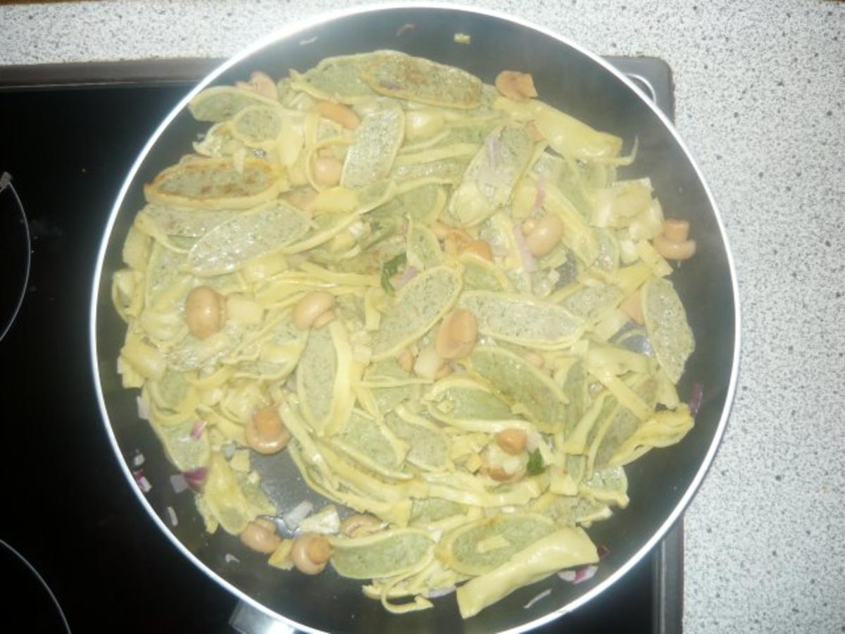 Annanas-Maultaschenpfanne mit Pilzen und Pfefferminze/Tomatensalat - Rezept - Bild Nr. 6