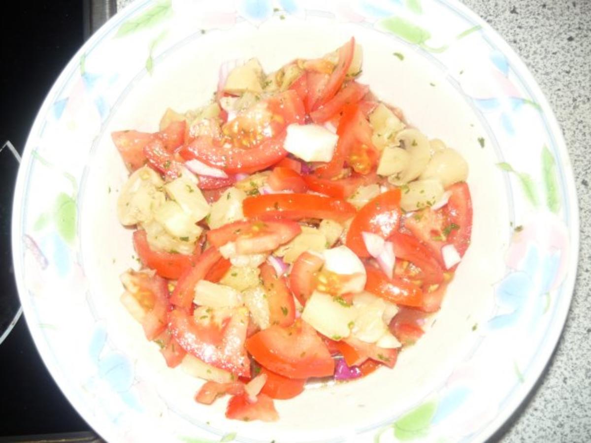 Annanas-Maultaschenpfanne mit Pilzen und Pfefferminze/Tomatensalat - Rezept - Bild Nr. 9