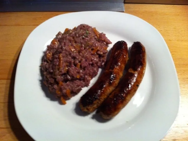 Rotweinrisotto mit fränkischen Bratwürsten - Rezept