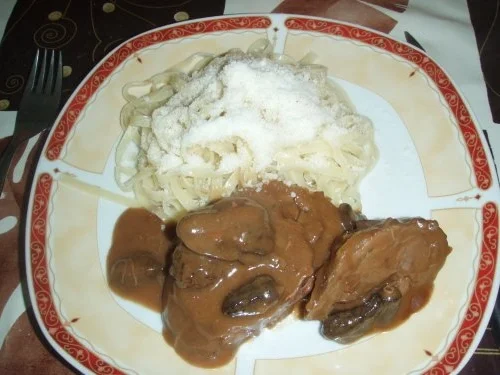 Rezept: Rollbraten vom Pferd mit Nudeln an einer Morchelsauce und Salat Bild Nr. 4 Rollbraten vom Pferd mit Nudeln an einer Morchelsauce und Salat - Rezept - Bild Nr. 4