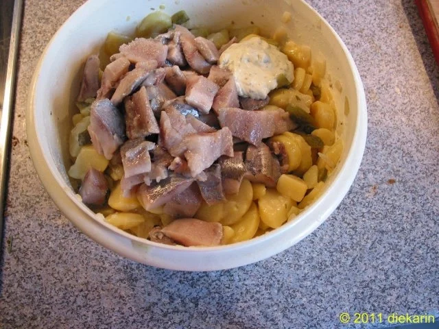 Rezept: Hauptgericht - Neuer Matjes im und am Kartoffelsalat Bild Nr. 3 Hauptgericht - Neuer Matjes im und am Kartoffelsalat - Rezept - Bild Nr. 3