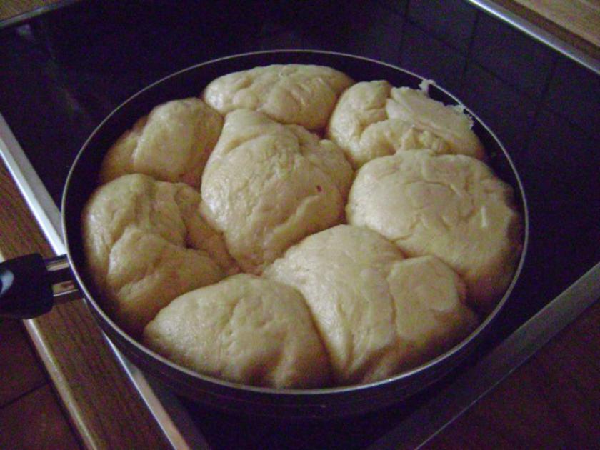 Dampfnudeln mit Mehl und Trockenhefe - Rezept mit Bild