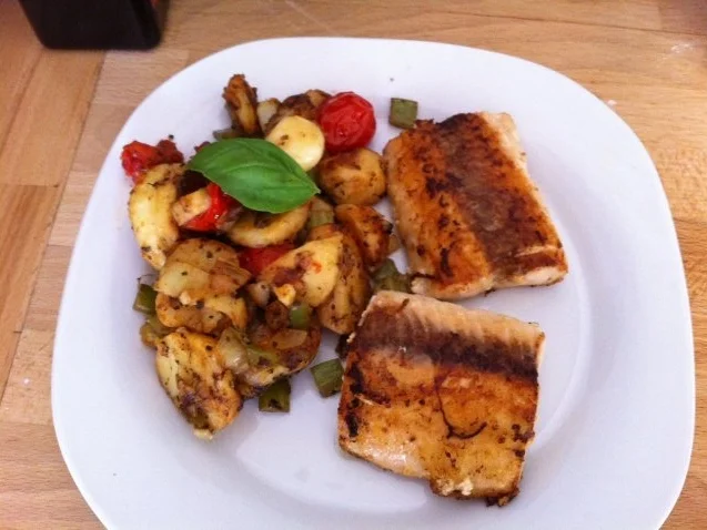 Mediterane Bratkartoffeln mit Lachsfilet - Rezept