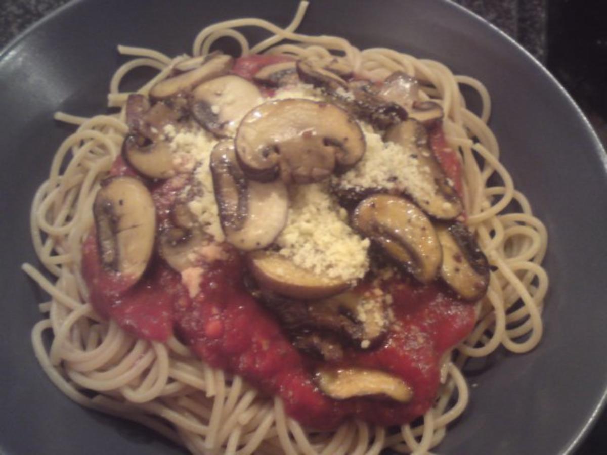 Vollkornspaghetti mit Tomaten-Champignonsoße - Rezept