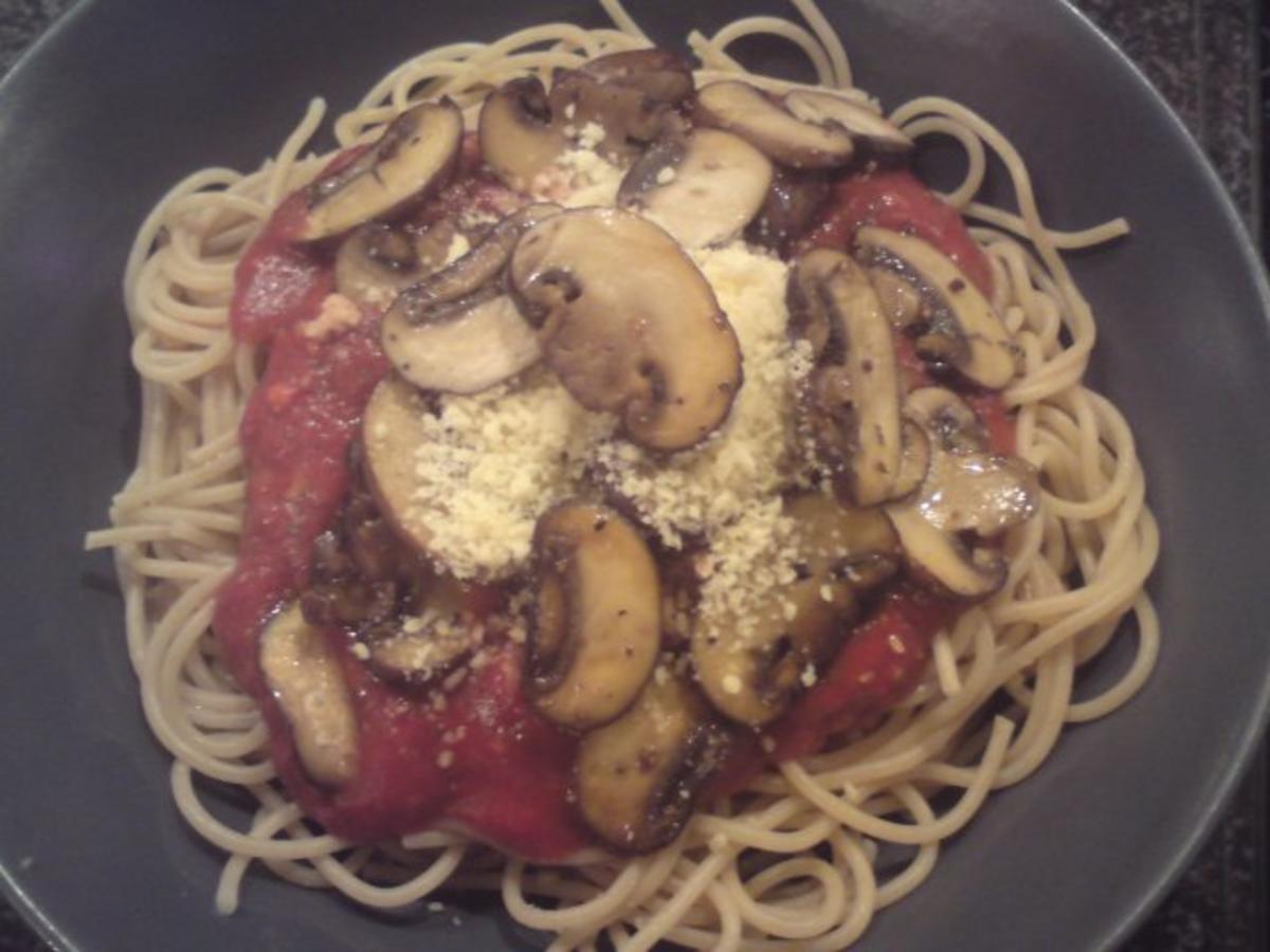 Vollkornspaghetti mit Tomaten-Champignonsoße - Rezept - Bild Nr. 2