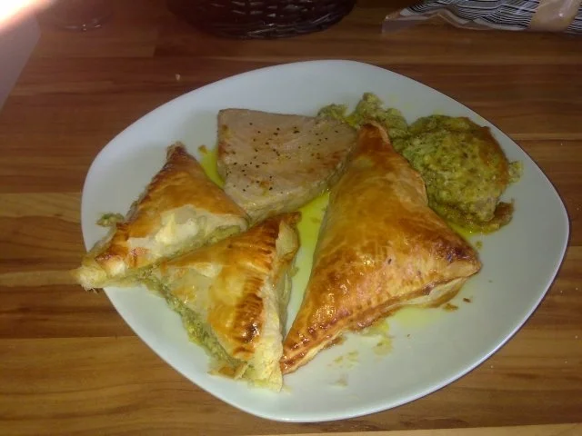 Rezept: Blätterteigecken mit Vollkorn-Zucchini-Frischkäse-Füllung Blätterteigecken mit Vollkorn-Zucchini-Frischkäse-Füllung - Rezept