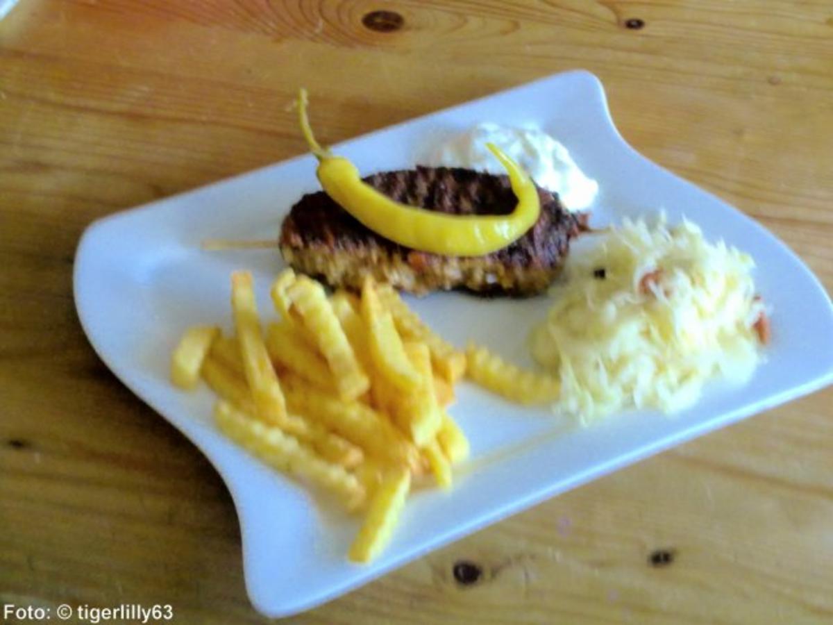 Bifteki mit Krautsalat - Rezept - Bild Nr. 2