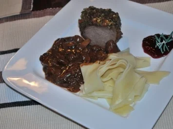 Rezept: Gekräuterter Hirschrücken mit Pilz-Balsamico-Sauce Gekräuterter Hirschrücken mit Pilz-Balsamico-Sauce - Rezept