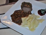 Gekräuterter Hirschrücken mit Pilz-Balsamico-Sauce - Rezept