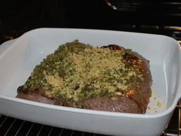 Rezept: Gekräuterter Hirschrücken mit Pilz-Balsamico-Sauce Gekräuterter Hirschrücken mit Pilz-Balsamico-Sauce - Rezept