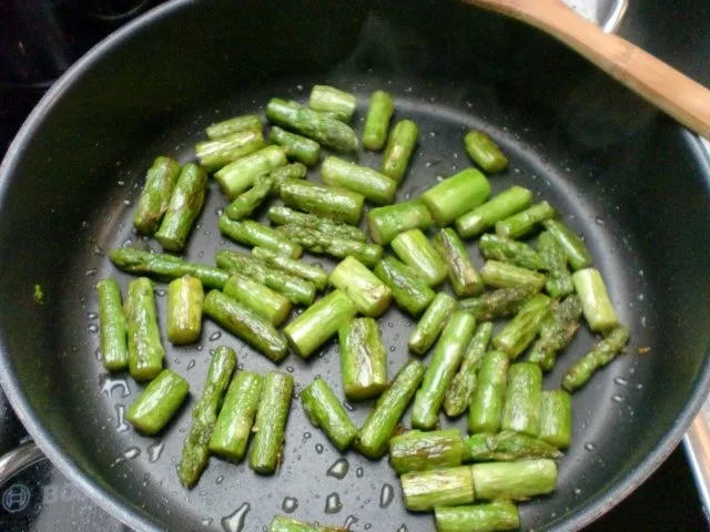 Nudeln und grüner Spargel in cremiger Gorgonzolasoße - Rezept