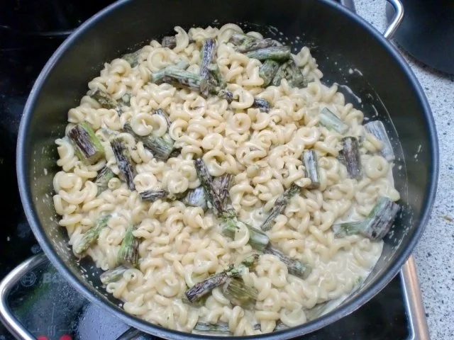 Nudeln und grüner Spargel in cremiger Gorgonzolasoße - Rezept - Bild Nr. 2