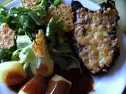 Überbackene Pfefferkotelett mit Salzkartoffeln , Blattsalat und Käsechips - Rezept