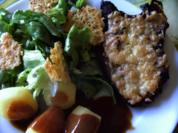 Überbackene Pfefferkotelett mit Salzkartoffeln , Blattsalat und Käsechips - Rezept