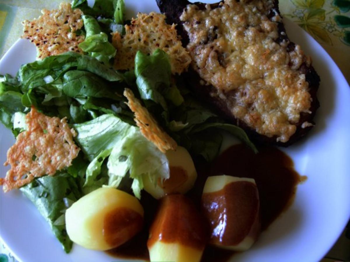 Überbackene Pfefferkotelett mit Salzkartoffeln , Blattsalat und Käsechips - Rezept - Bild Nr. 2