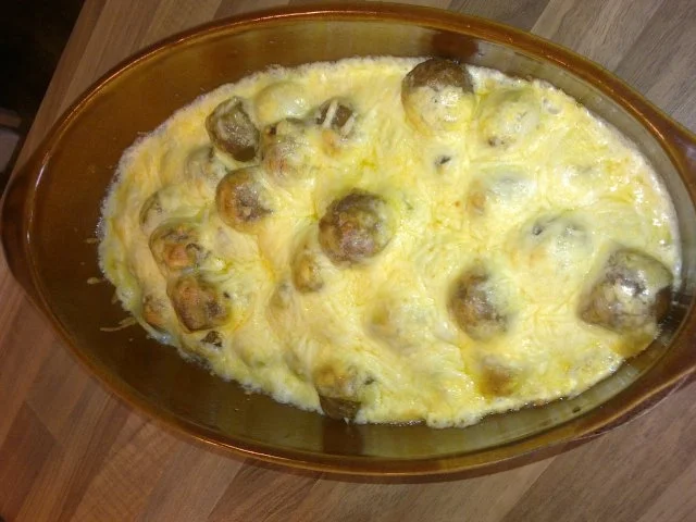 Rezept: Gebackener Kohlrabi mit Fleischklößchen in Käsesauce Gebackener Kohlrabi mit Fleischklößchen in Käsesauce - Rezept