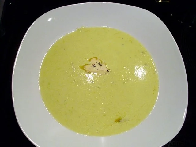 Rezept: Suppe: Grüner Spargelschaum mit Trüffelbutter Suppe: Grüner Spargelschaum mit Trüffelbutter - Rezept