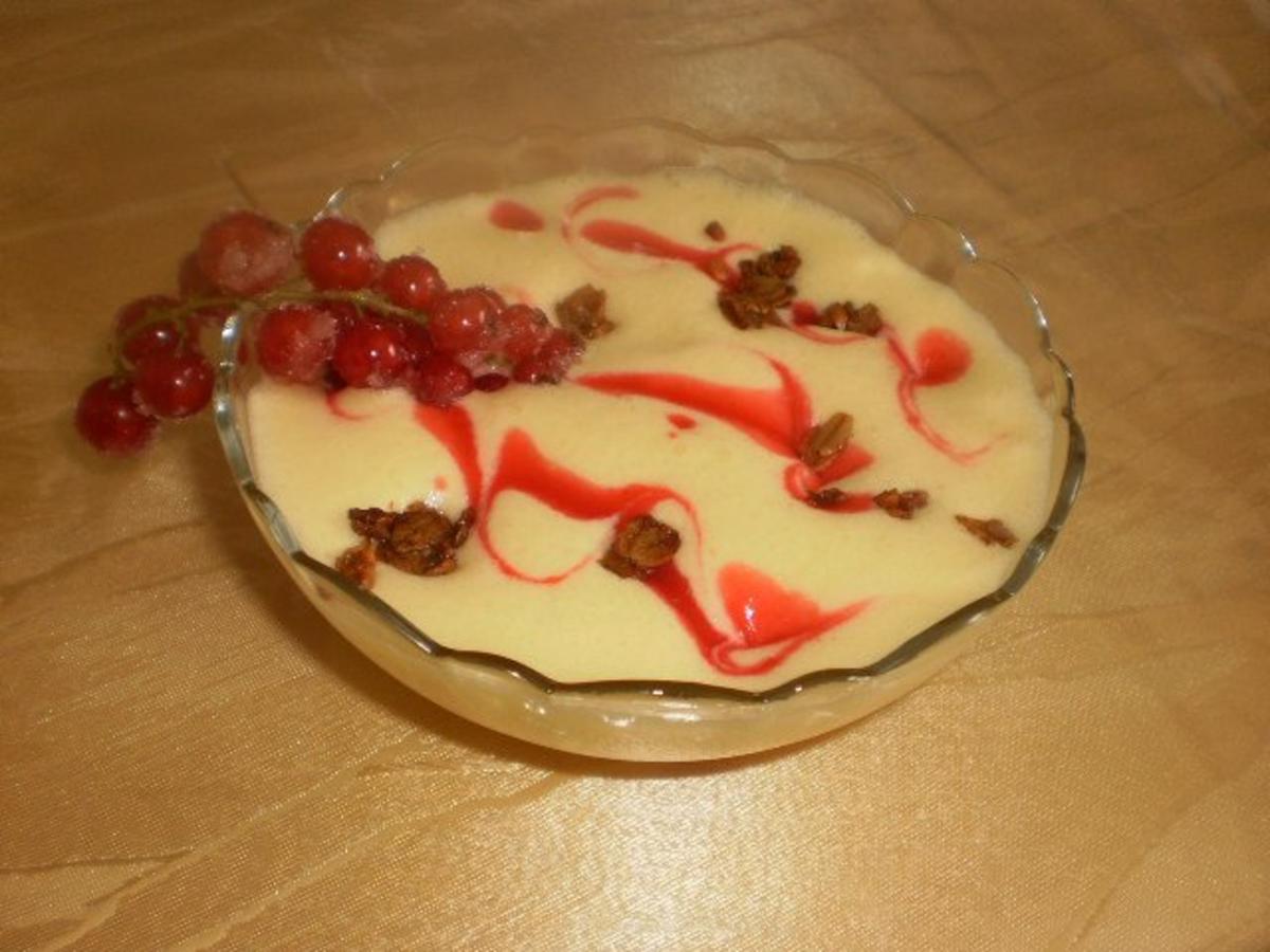 Zabaione mit Johanissbeerensoße und Mandel-Crunch - Rezept