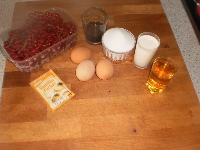 Zabaione mit Johanissbeerensoße und Mandel-Crunch - Rezept - Bild Nr. 2