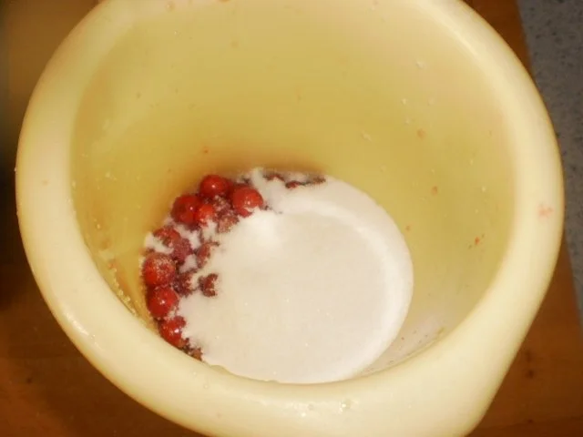 Zabaione mit Johanissbeerensoße und Mandel-Crunch - Rezept - Bild Nr. 3