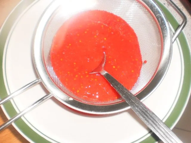 Zabaione mit Johanissbeerensoße und Mandel-Crunch - Rezept - Bild Nr. 4