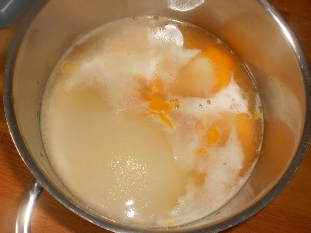 Zabaione mit Johanissbeerensoße und Mandel-Crunch - Rezept - Bild Nr. 6