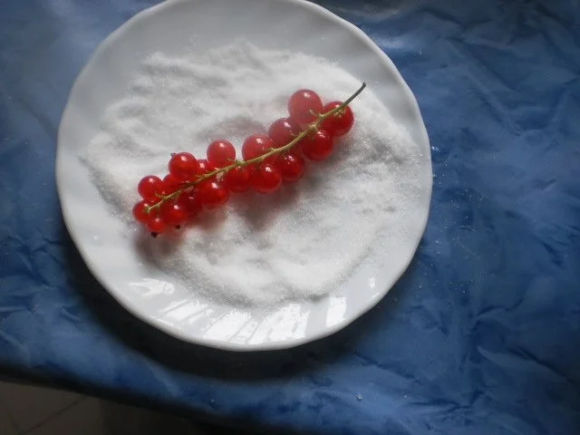 Zabaione mit Johanissbeerensoße und Mandel-Crunch - Rezept - Bild Nr. 10