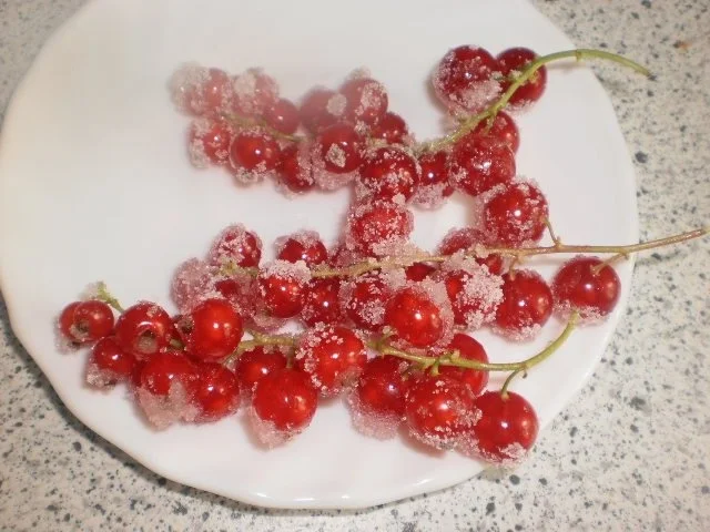 Zabaione mit Johanissbeerensoße und Mandel-Crunch - Rezept - Bild Nr. 11