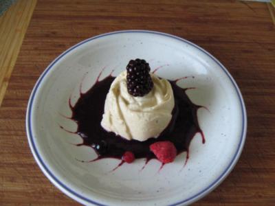 Rezept: Mascarponecreme mit Sharon, gestürzt auf Beerenspiegel Mascarponecreme mit Sharon, gestürzt auf Beerenspiegel - Rezept