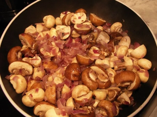 Rezept: Marinierte Lammrücken mit Nudeln und Pilzsahne-Marsalasauce Bild Nr. 4 Marinierte Lammrücken mit Nudeln und Pilzsahne-Marsalasauce - Rezept - Bild Nr. 4