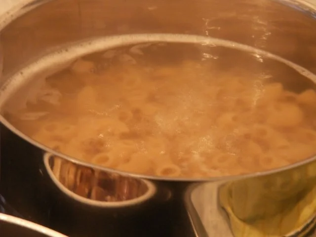 Rezept: Marinierte Lammrücken mit Nudeln und Pilzsahne-Marsalasauce Bild Nr. 2 Marinierte Lammrücken mit Nudeln und Pilzsahne-Marsalasauce - Rezept - Bild Nr. 2